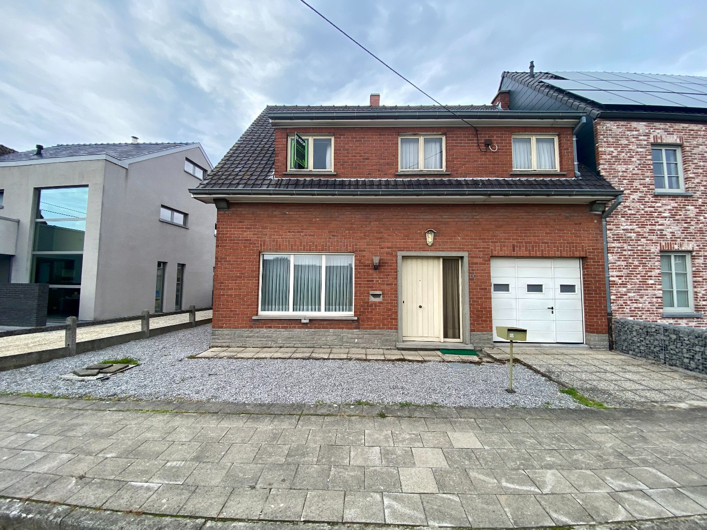 Degelijke te renoveren halfopen woning met tuin en garage op 293 m²! 