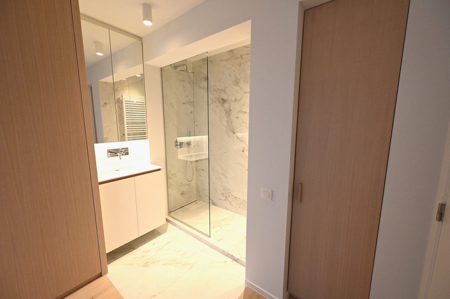 Non meublé - Neuf - Appartement luxueusement rénové avec 3 chambres et une vue dégagée sur la place du Bourgmestre Frans Desmidt. 