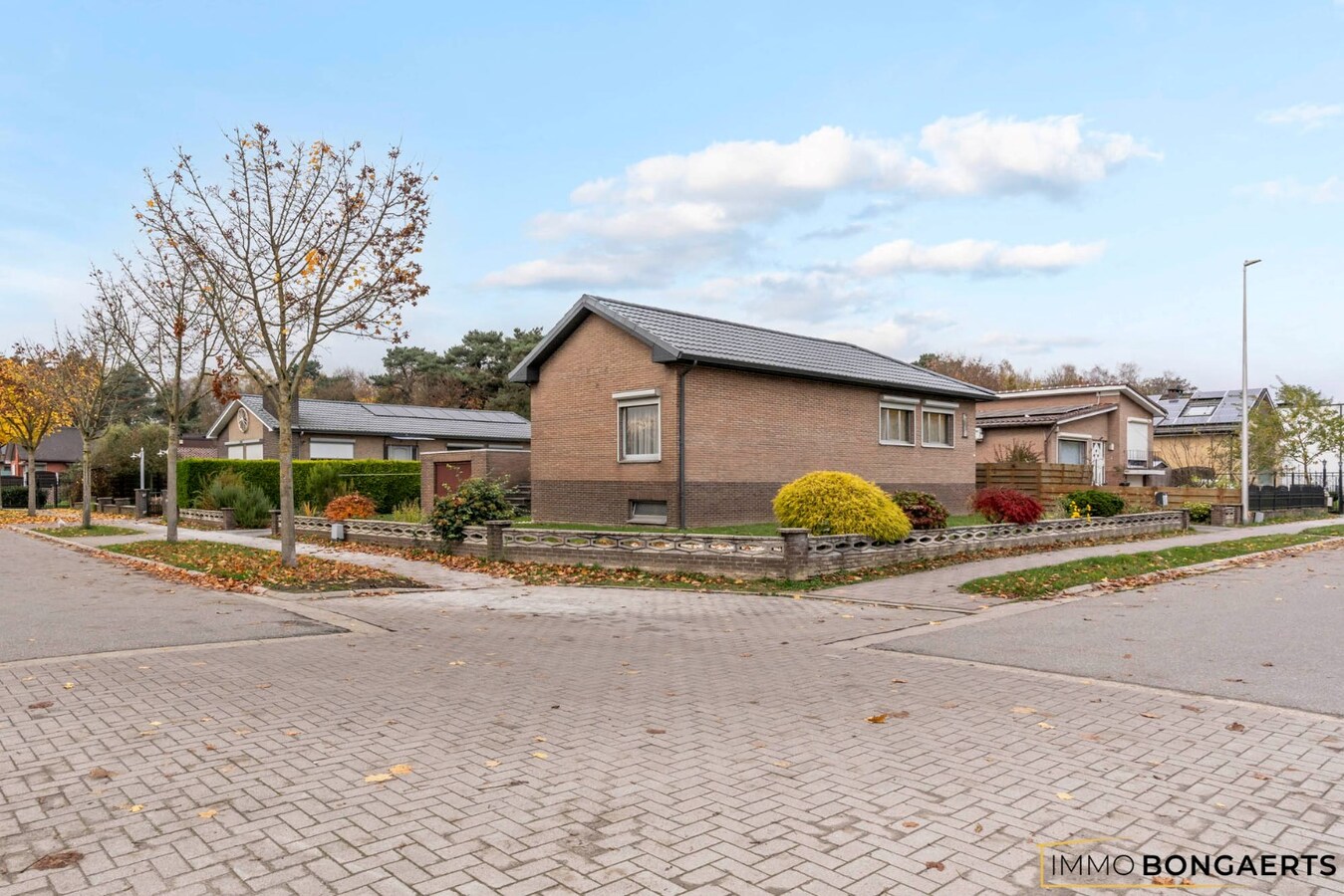 Ruime woning met tuin, garage en 3 slaapkamers in Genk. 