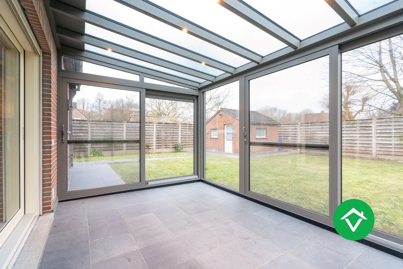 Ruime alleenstaande woning met 3 slaapkamers, tuin en garage te Roeselare 