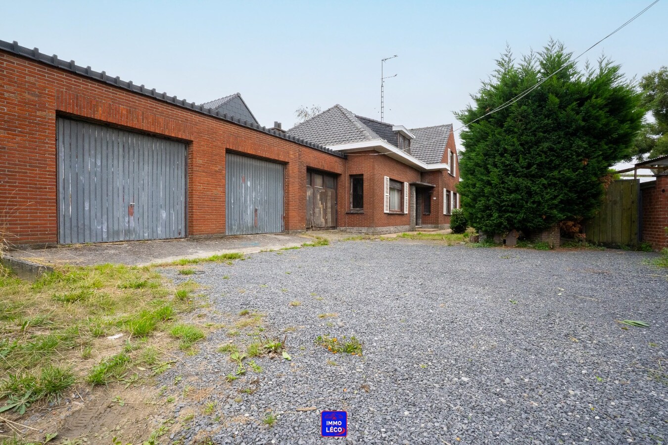 Immeuble de rapport : Maison, entrepôt, double garage et grand parking, excellent potentiel ! 