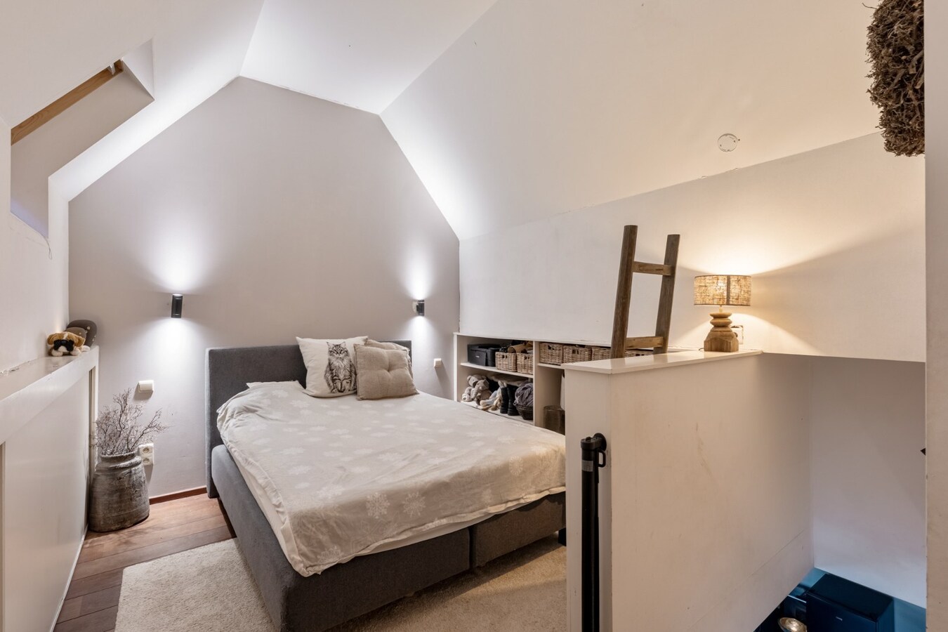 Comfortabel duplex appartement op de 3de en 4de verdieping van een kleinschalige residentie op een steenworp van de historische markt! 