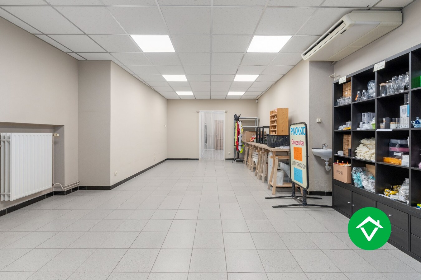 Veelzijdig handelspand met woonst en twee verhuurde appartementen in centrum Aartrijke 