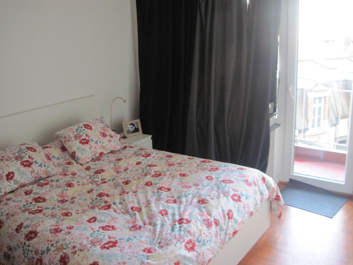 Lichtrijk, ruim 2-slp-appartement aan St-Anna-plein. 