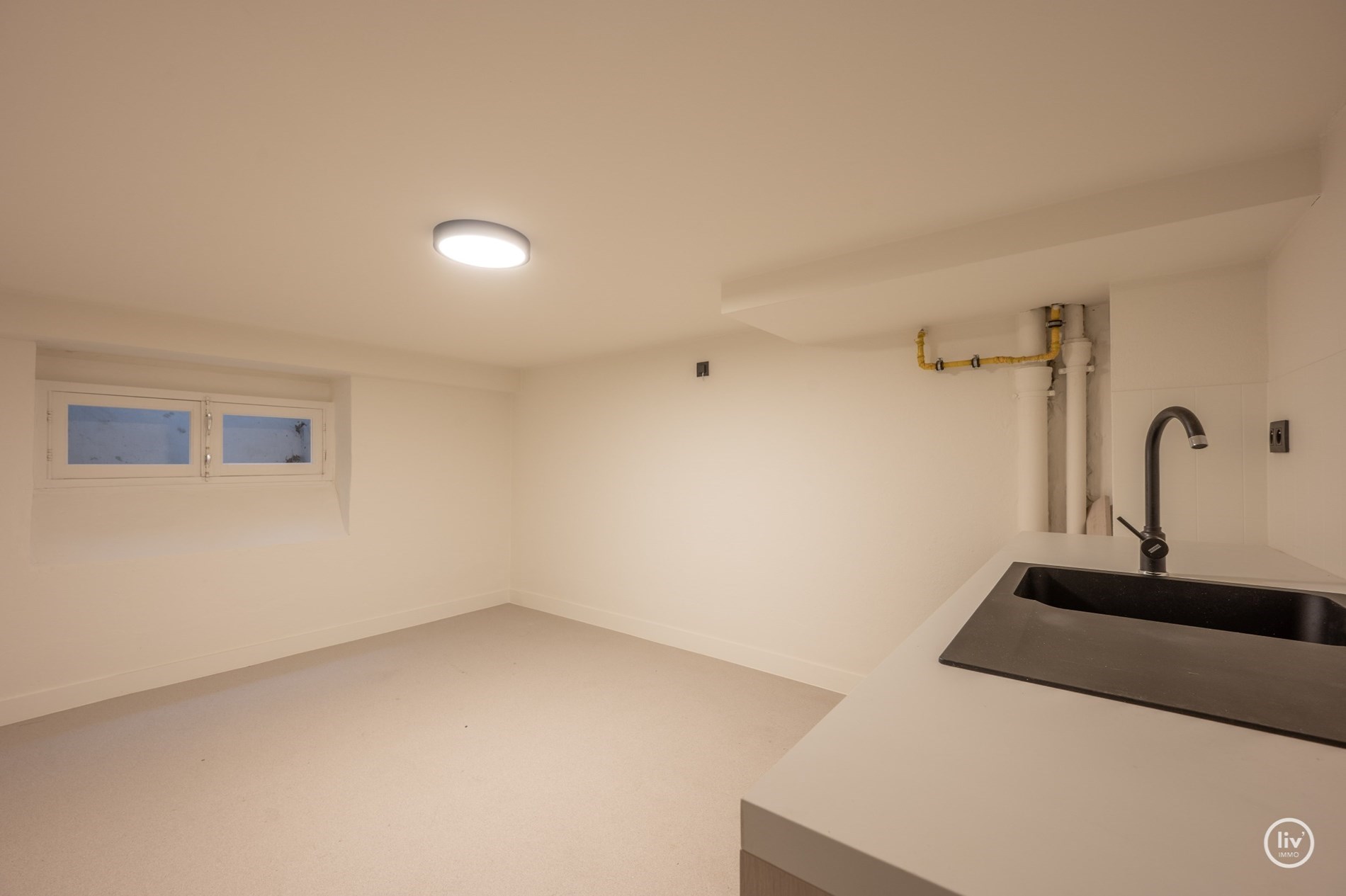 Agréable local commercial situé à l'angle de l'avenue du Zoute et de l'avenue Montgomery à Knokke. 