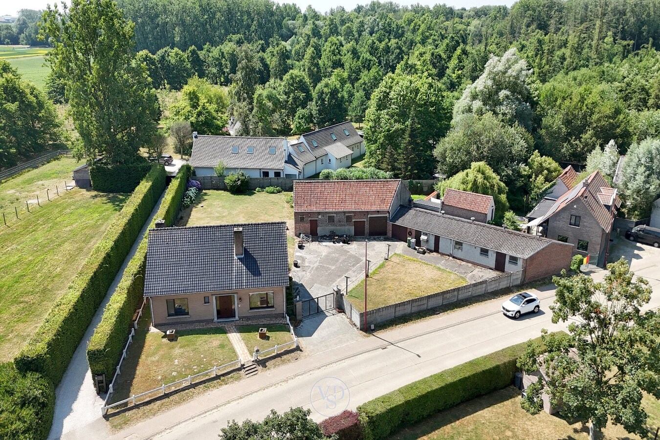 Degelijke eigendom met schuur en stalling 