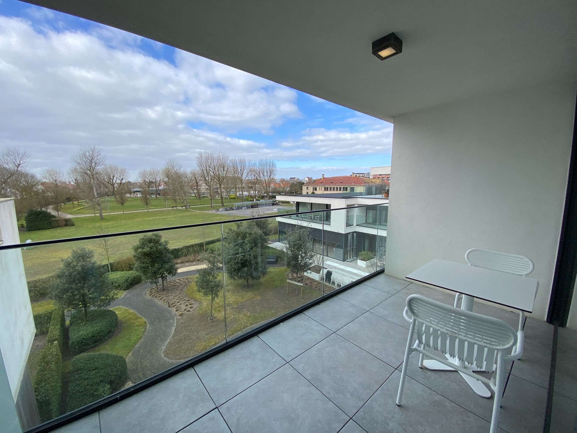 ONGEMEUBELD: SERVICEFLAT: Lichtrijk 1-slaapkamer appartement met een groot terras en mooi open zicht op het cultuurcentrum Scharpoord in de Residentie Cypres. 
