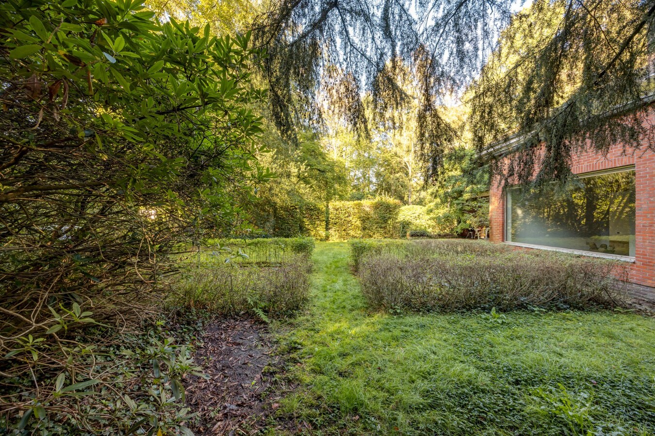 Te renoveren villa met 5 slaapkamers en prachtige tuin op toplocatie 