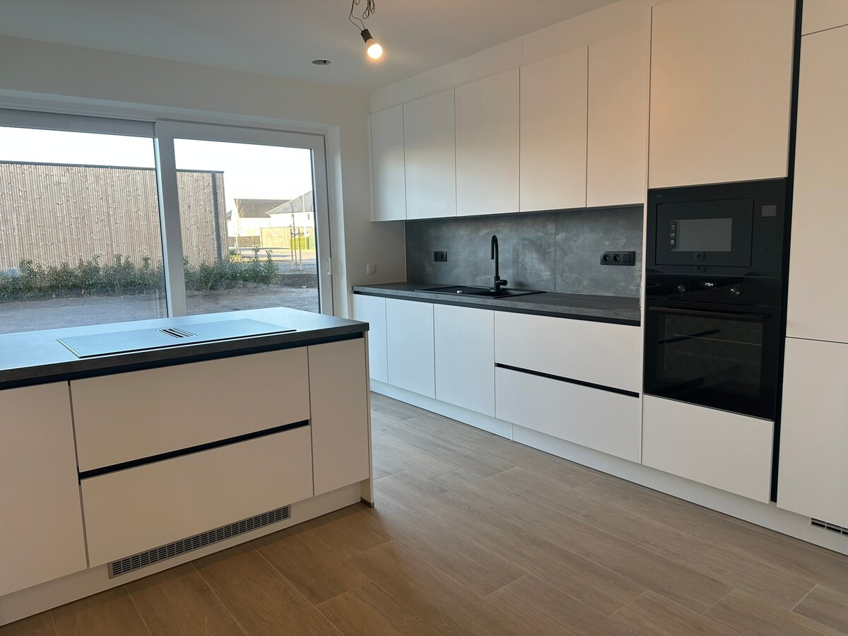 OPTIE!  NIEUW  gelijkvloers appartement met 3 slaapkamers en tuin. 