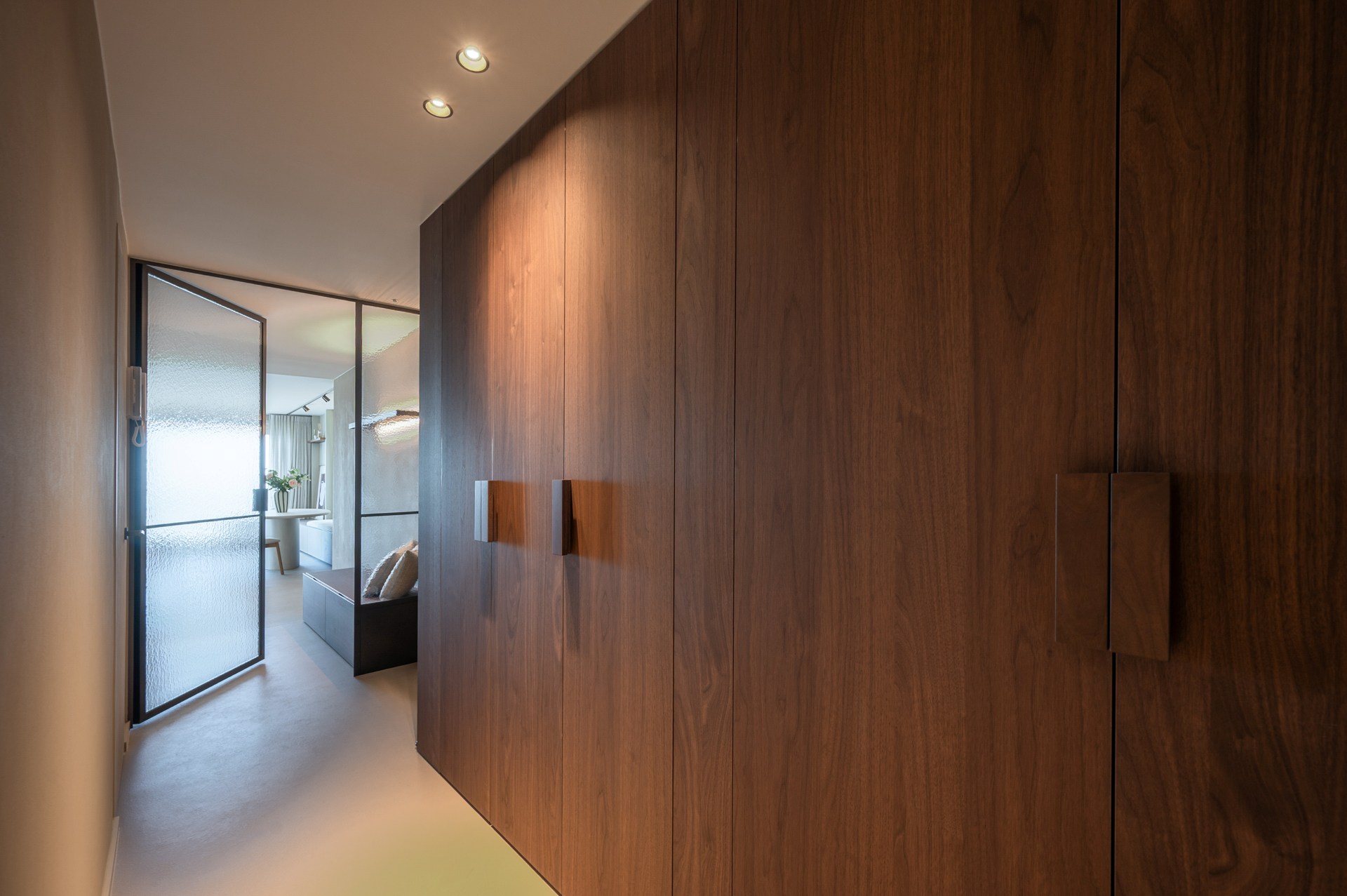 Prachtig gerenoveerd en instapklaar appartement met 3 slaapkamers en frontaal zeezicht, gelegen in een prestigieuze residentie op de zeedijk in het Zoute. 