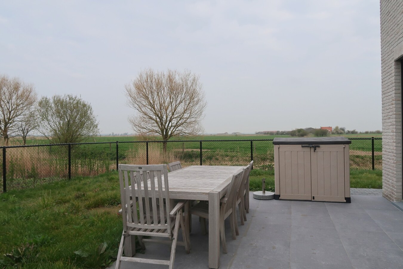 Moderne koppelwoning met 4 slaapkamers en prachtige vergezichten, omringd door groen 