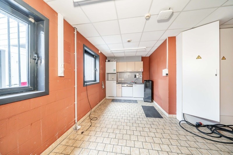 Rijksweg: Commercieel goed gelegen handelspand (ca 1.100 m²) met private parking (60 pl.) en gem. parking (72 pl). 