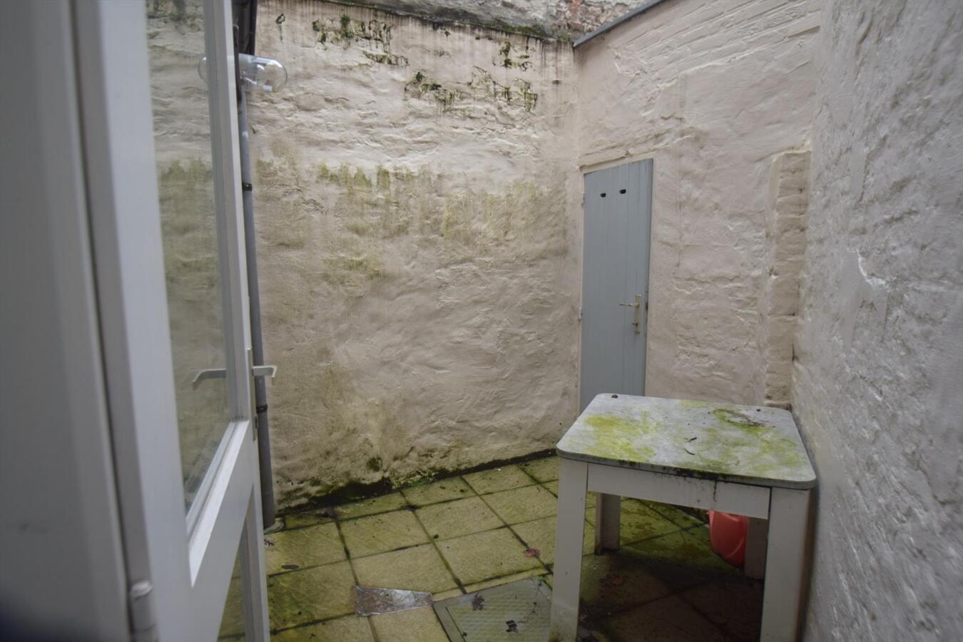 Goedgelegen 1-slpk-appartementje op gelijkvloers met koer vlakbij Vismarkt 