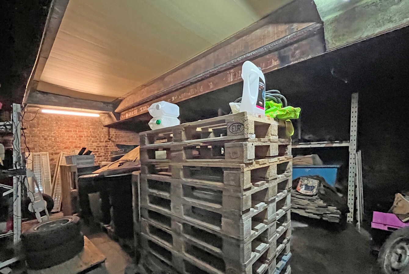 Goed gelegen magazijn met 2 bovengelegen appartementen 