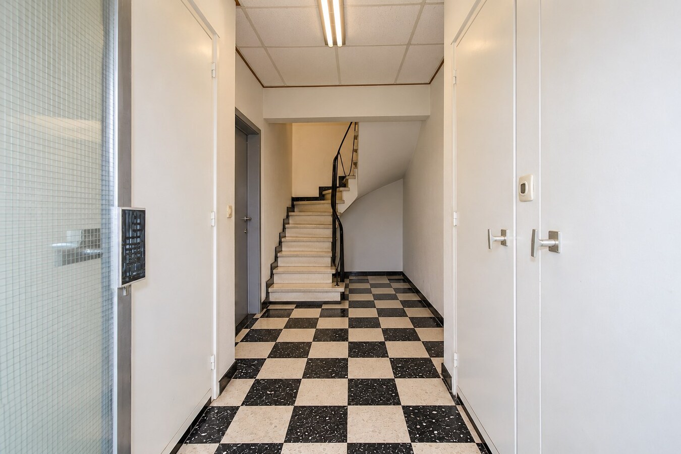 Te koop: Lichtrijk en instapklaar 2-slaapkamerappartement met terras en EPC-label C op gunstige ligging in Sint-Niklaas! 