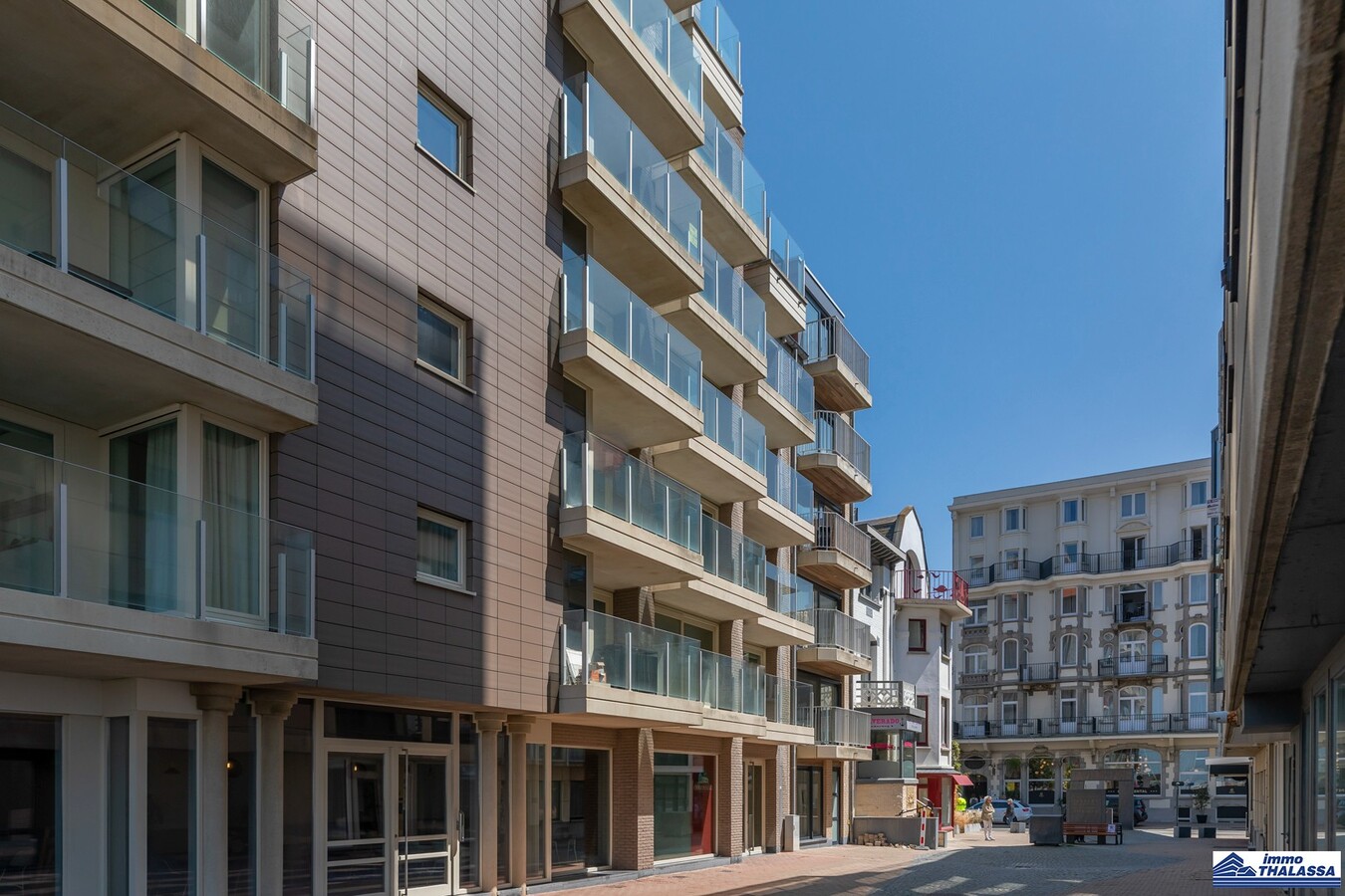 Appartement à la déco moderne situé au 5e étage, rue Ankerweg, à La Panne : un point de départ idéal pour profiter pleinement de la vie au bord de la mer. 