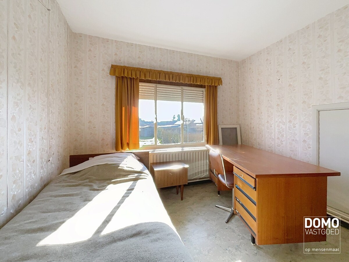 Te renoveren ruime open bebouwing, gelegen te Berbroek. 