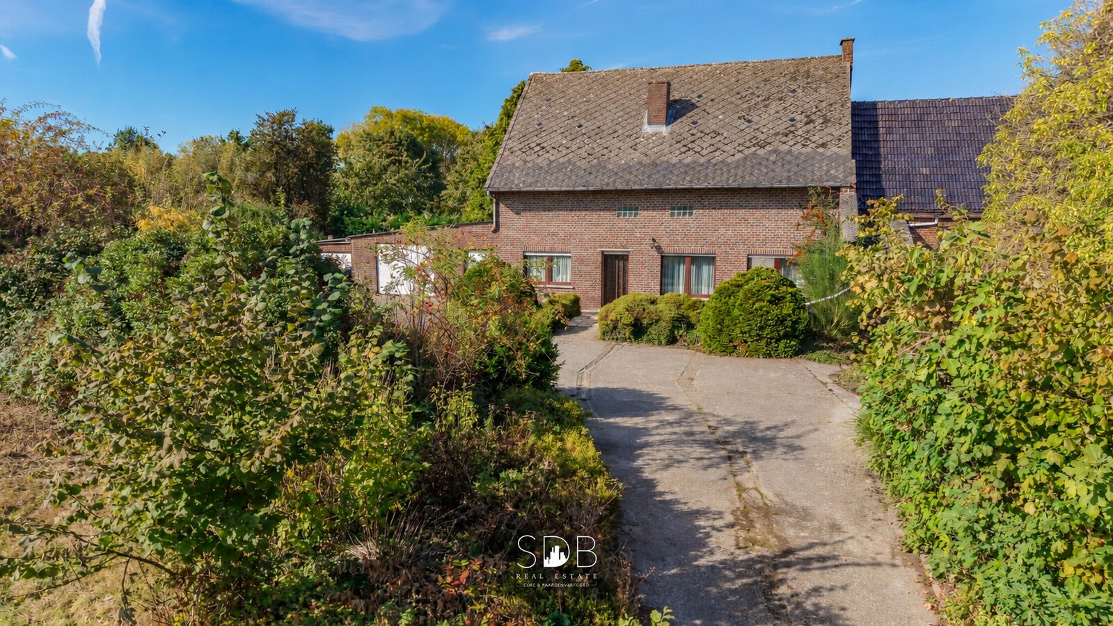 Landelijke hoeve met bijgebouwen en aanpalende graslanden op 14.677m² 