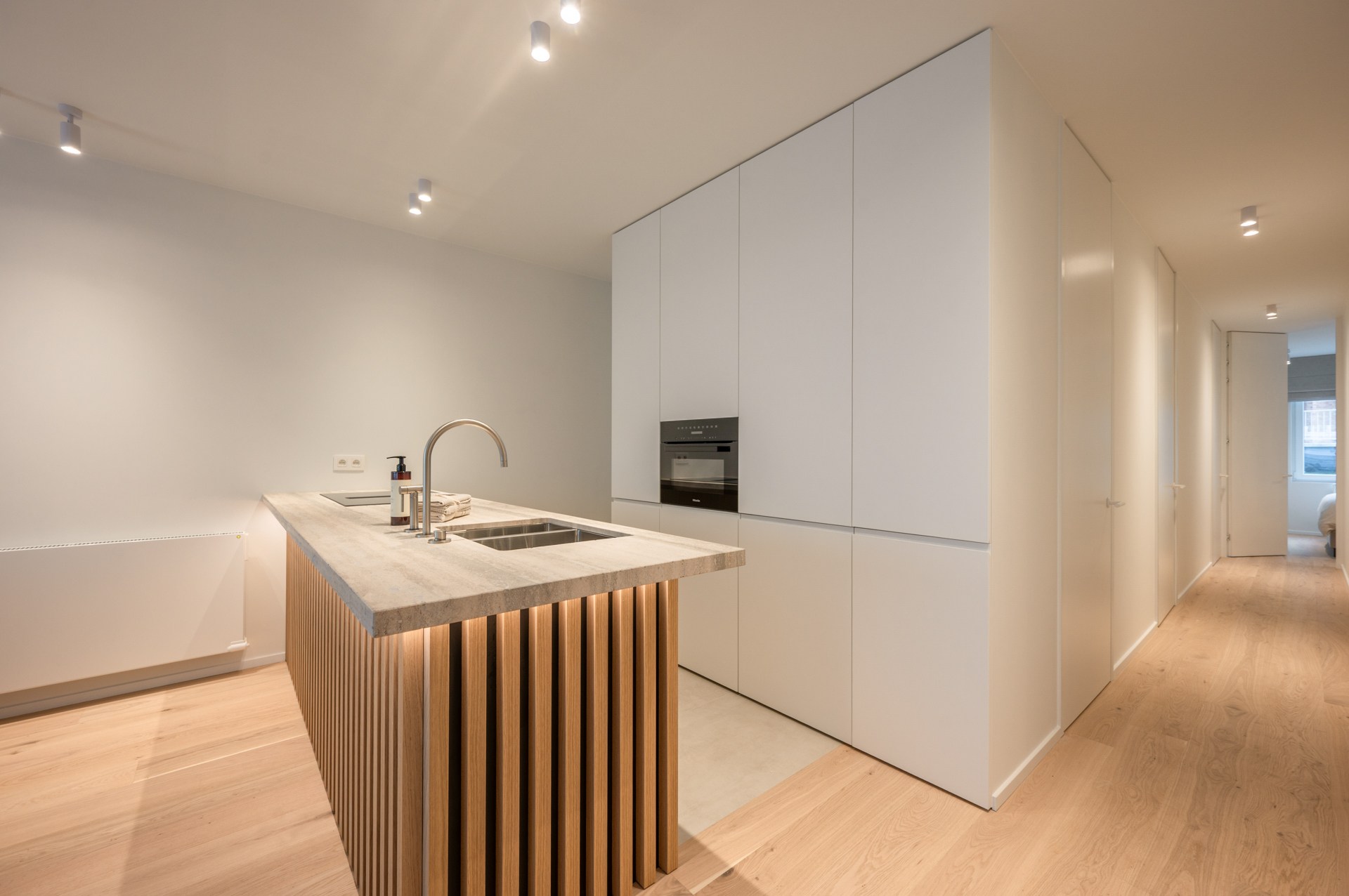 Prachtig gerenoveerd appartement met 3 slaapkamers centraal gelegen op de Lippenslaan te Knokke. 