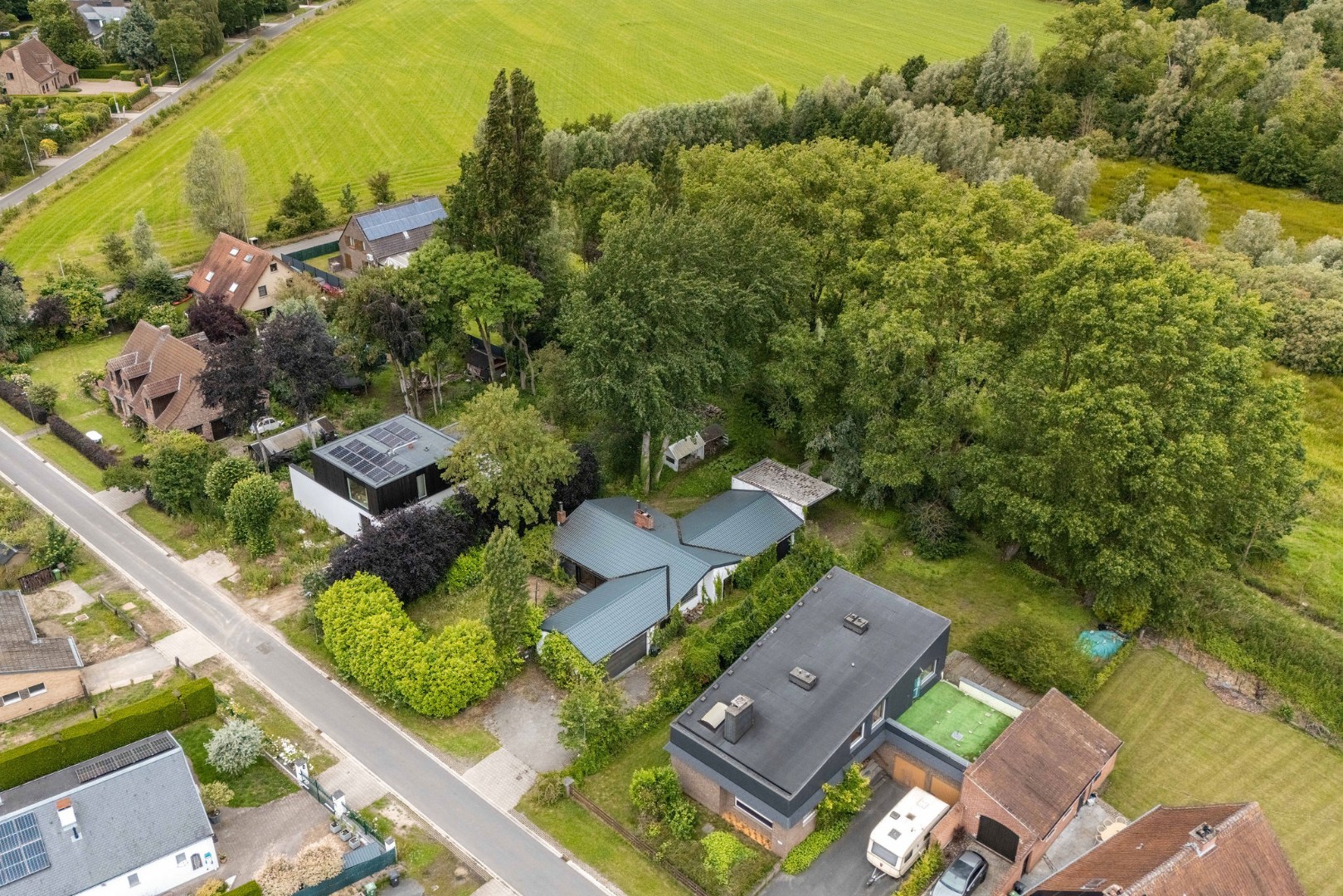 Seventies bungalowvilla met renovatiepotentieel op unieke ligging aan natuurgebied 