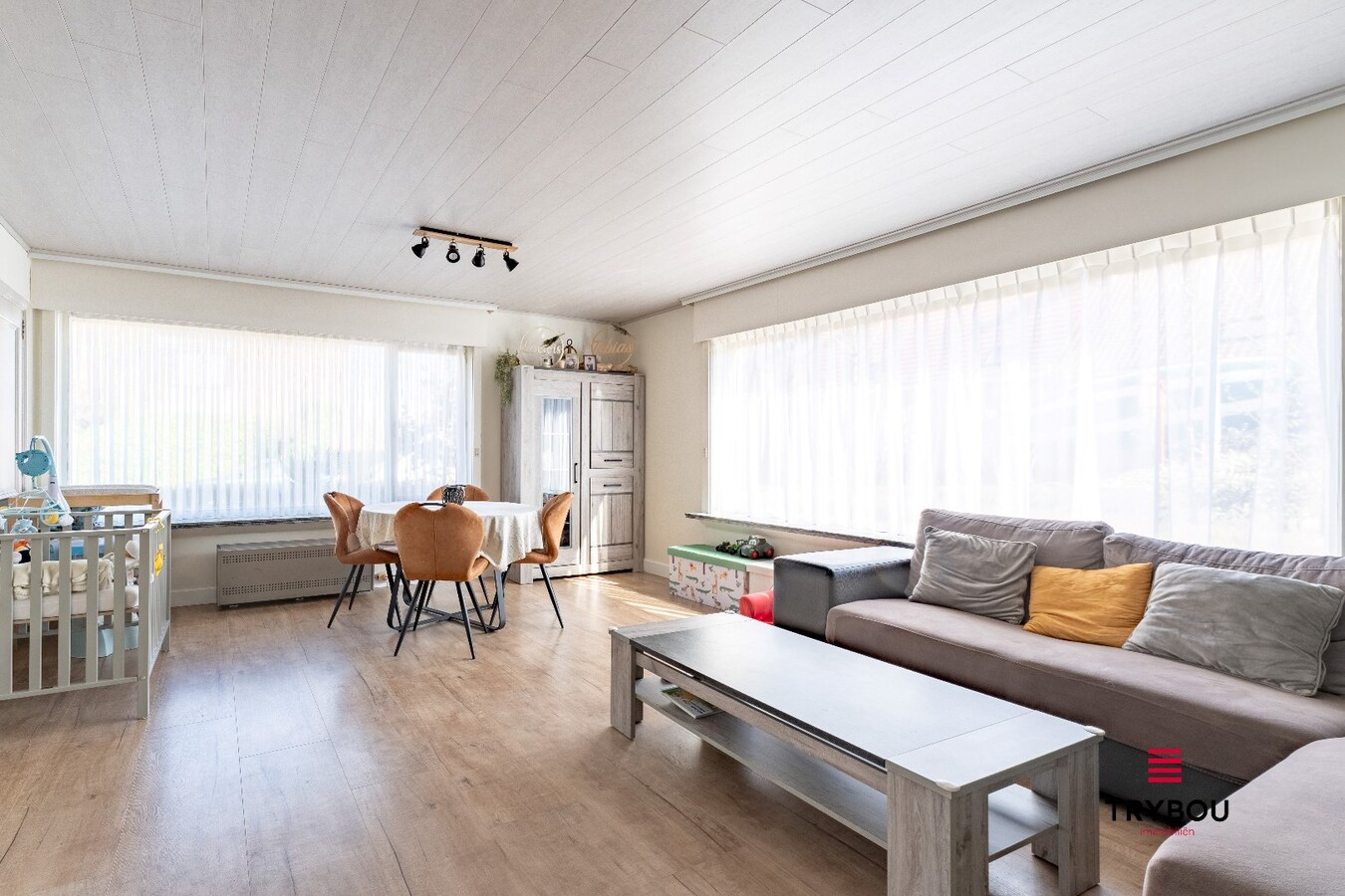 Instapklare gezinswoning met garage en prachtige tuin in rustige straat 