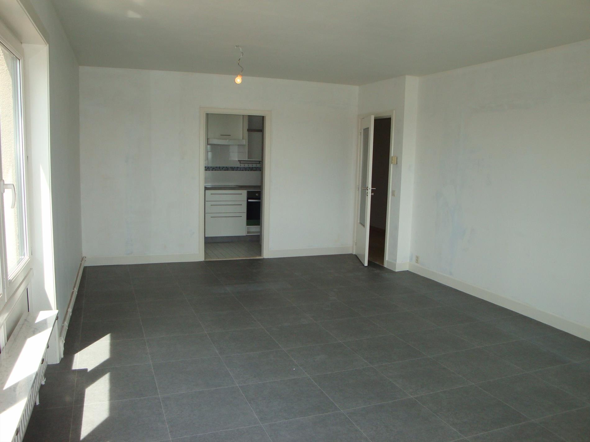 Voll. gerenoveerd 3-slpk HOEKapp. op 7e verd. met havenzicht 