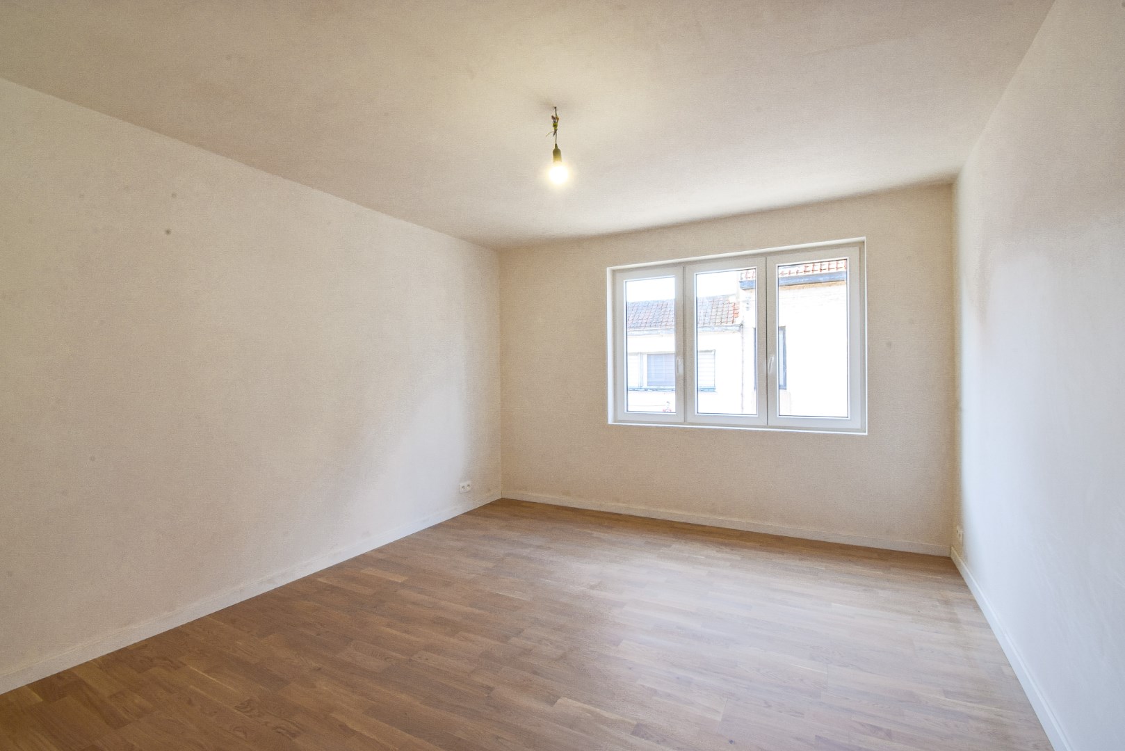 Instapklare gerenoveerde rijwoning in het centrum van Gistel 