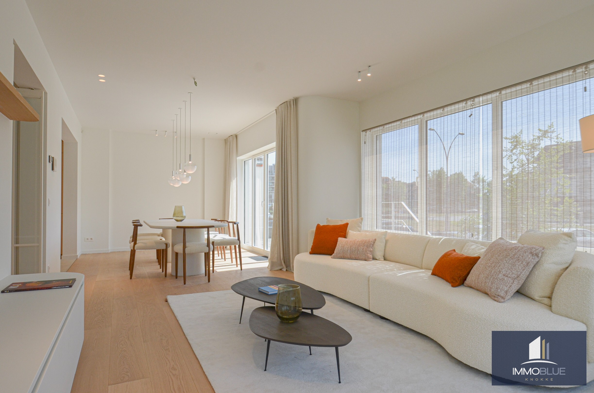 Exclusieve villa: Uitzonderlijk volledig gerenoveerde villa met frontaal zeezicht. 