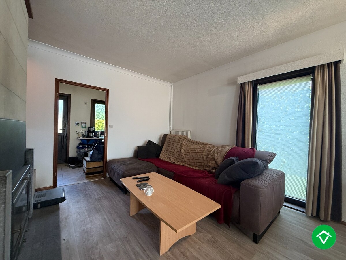 Rustig gelegen gelijkvloerse halfopen woning met 2 slpk's + dubbele garage 