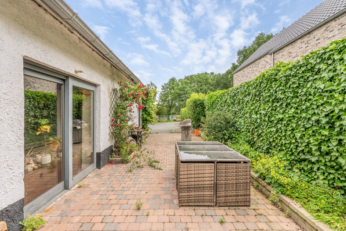 Uniek gelegen woning aan de bosrand op een perceel van 36a67ca waarvan 22a82ca geschikt is als paardenweide! 