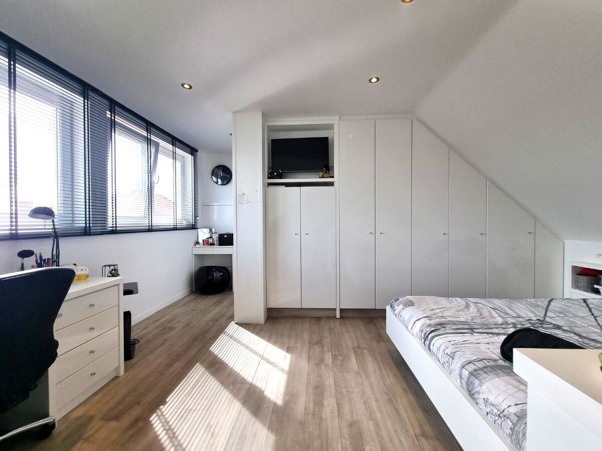 Zeer aangename woning met dubbele parking en mooi terras te Heist 