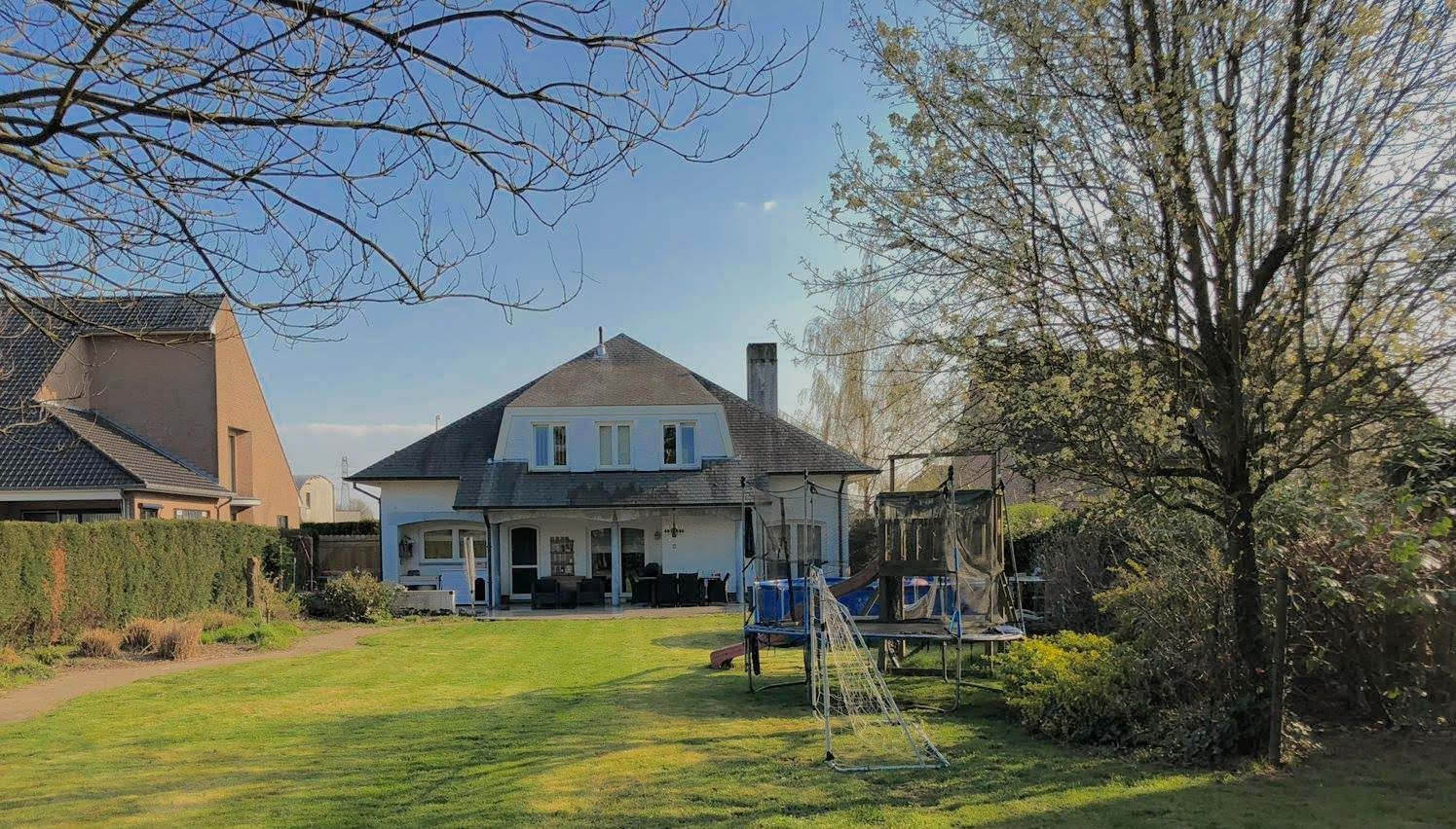 Tijdloze woning op 1254 m² in residentiële wijk 