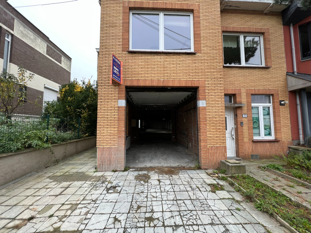 Très bel entrepôt de +/-350m² 