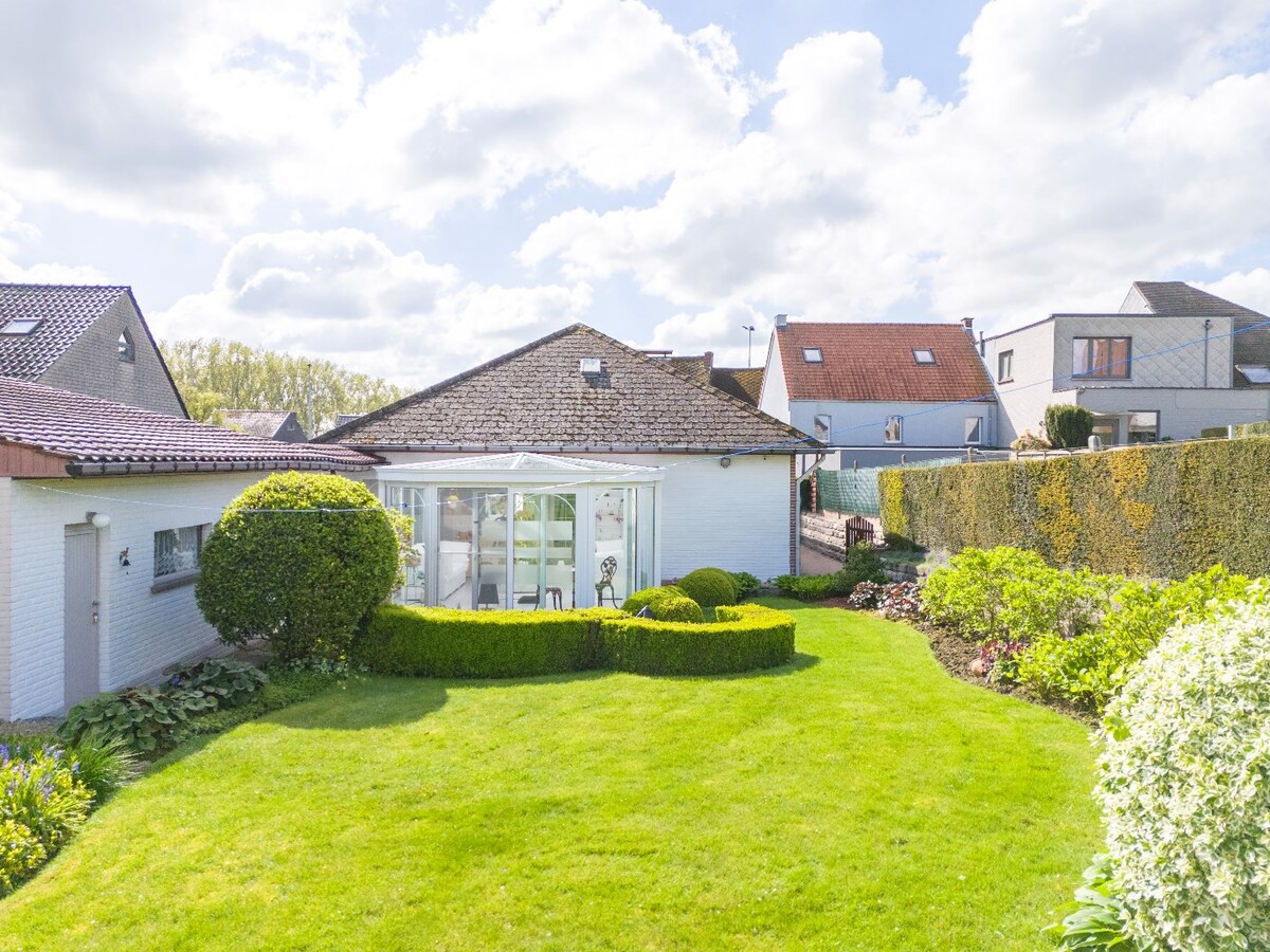 Instapklare en lichtrijke laagbouwwoning met garage te Kerksken 