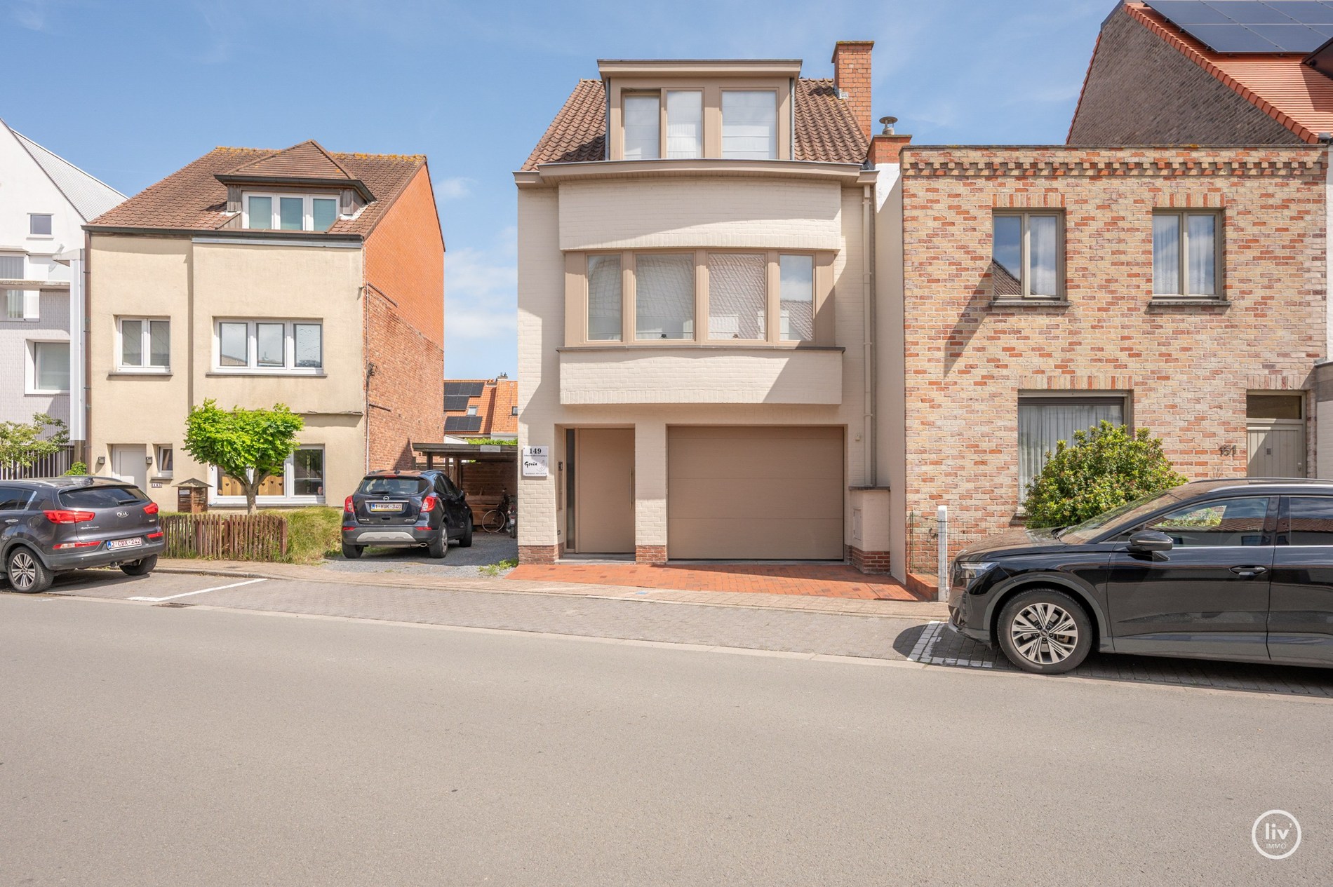 Fraaie bel-étage woning in het centrum van Knokke met Schoonheidssalon op het gelijkvloers. 