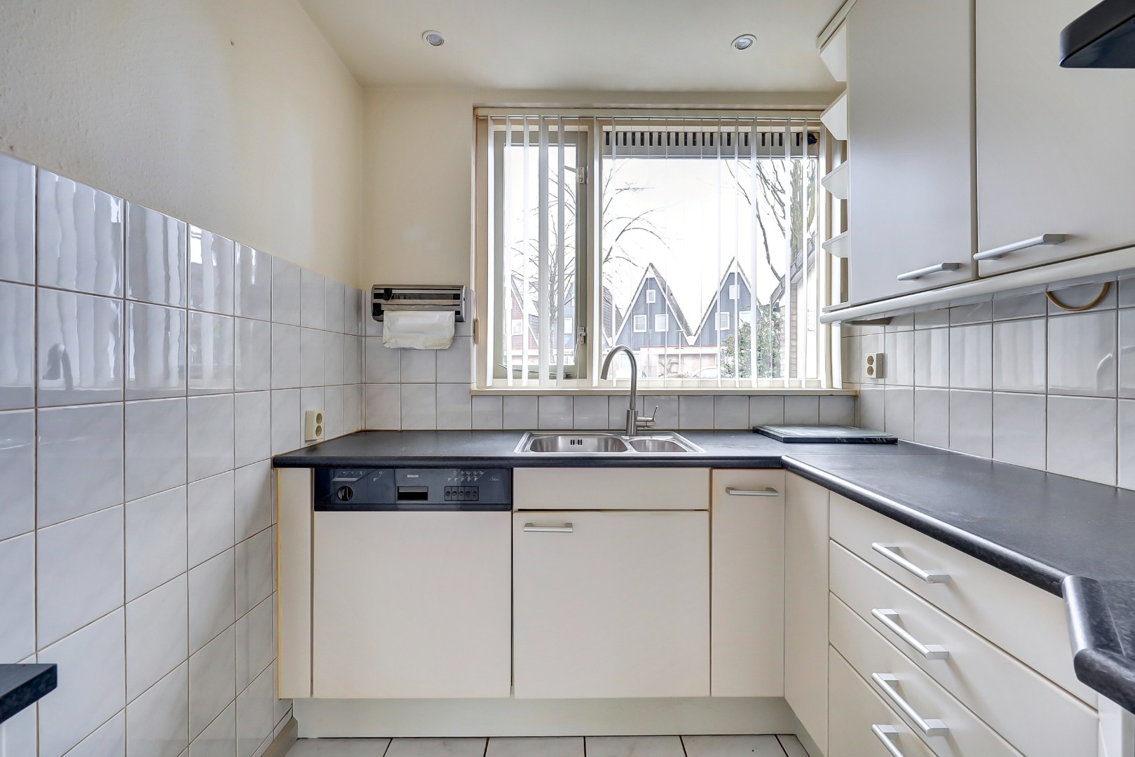 Ruime en lichte 2-onder-1-kap woning met parkeerplaats, garage, 3 slaapkamers, en zonnige tuin op het zuidwesten direct aan het water 