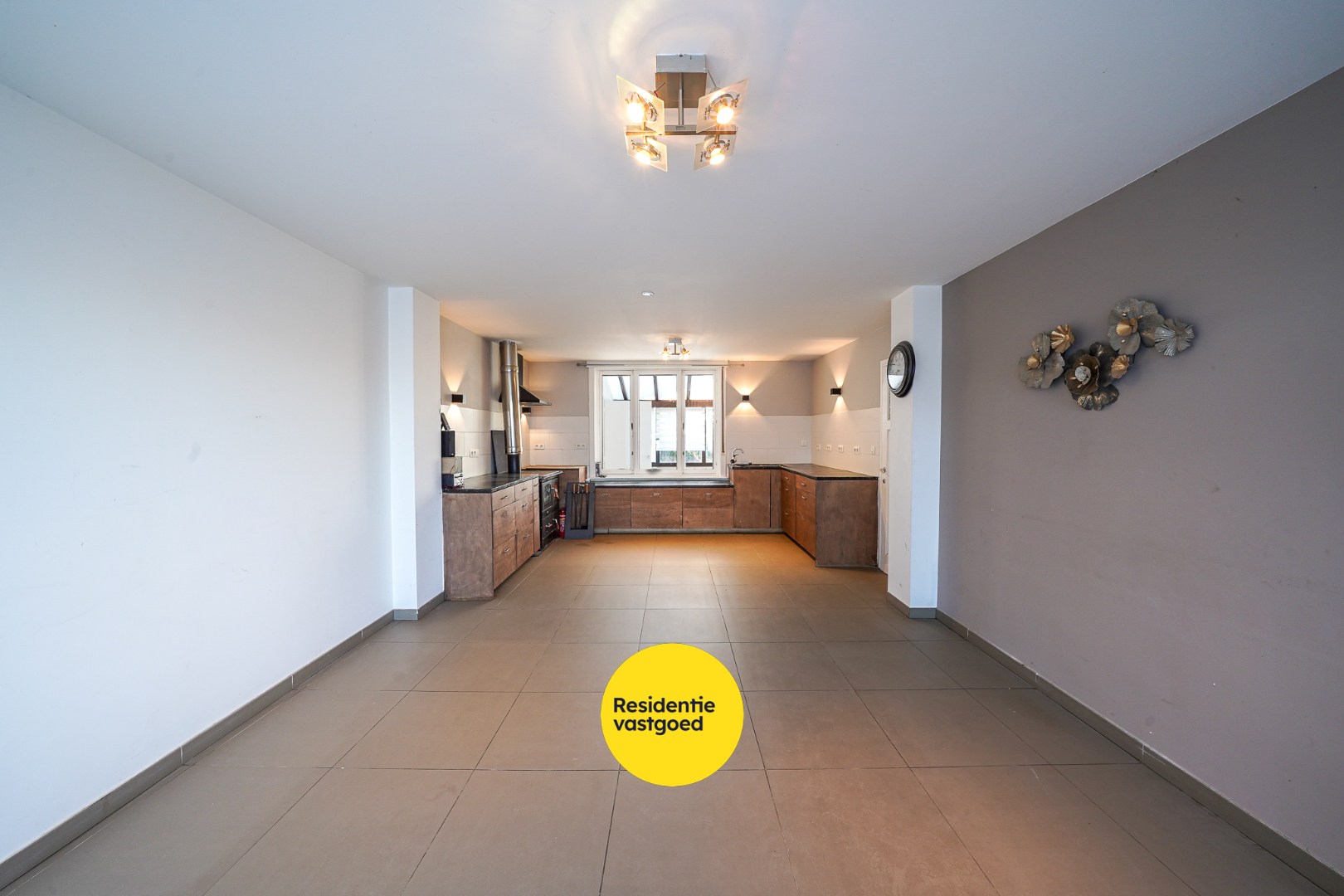 Instapklare ruime hoekwoning te Zandvoorde 