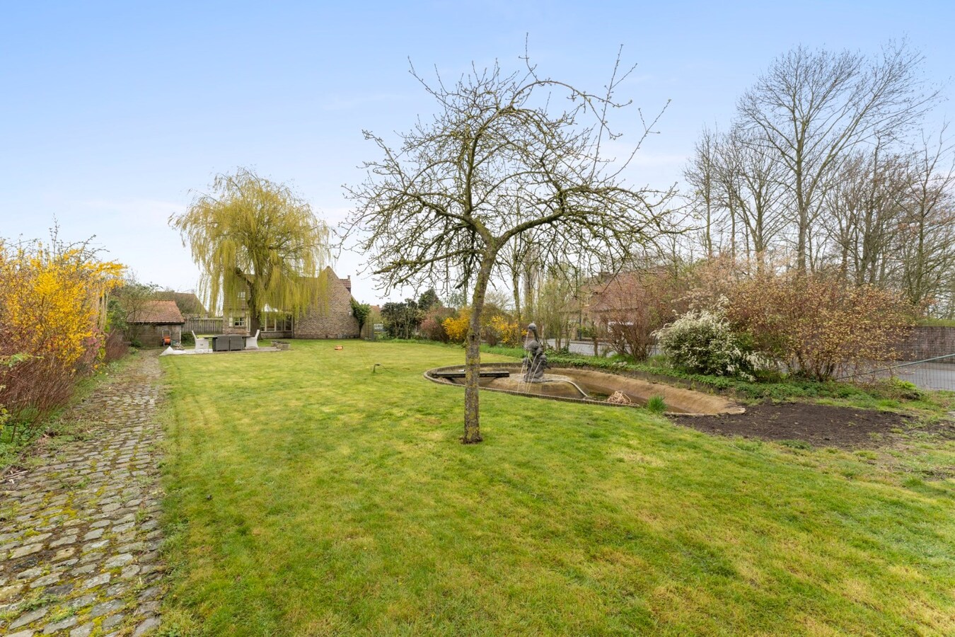 Woning met 4 slaapkamers en grote tuin te Koekelare 