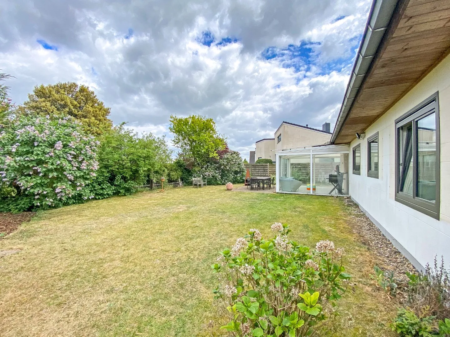 Alleenstaande gelijkvloerse villa op 625m² gelegen vlakbij de dorpskern van Koksijde. 