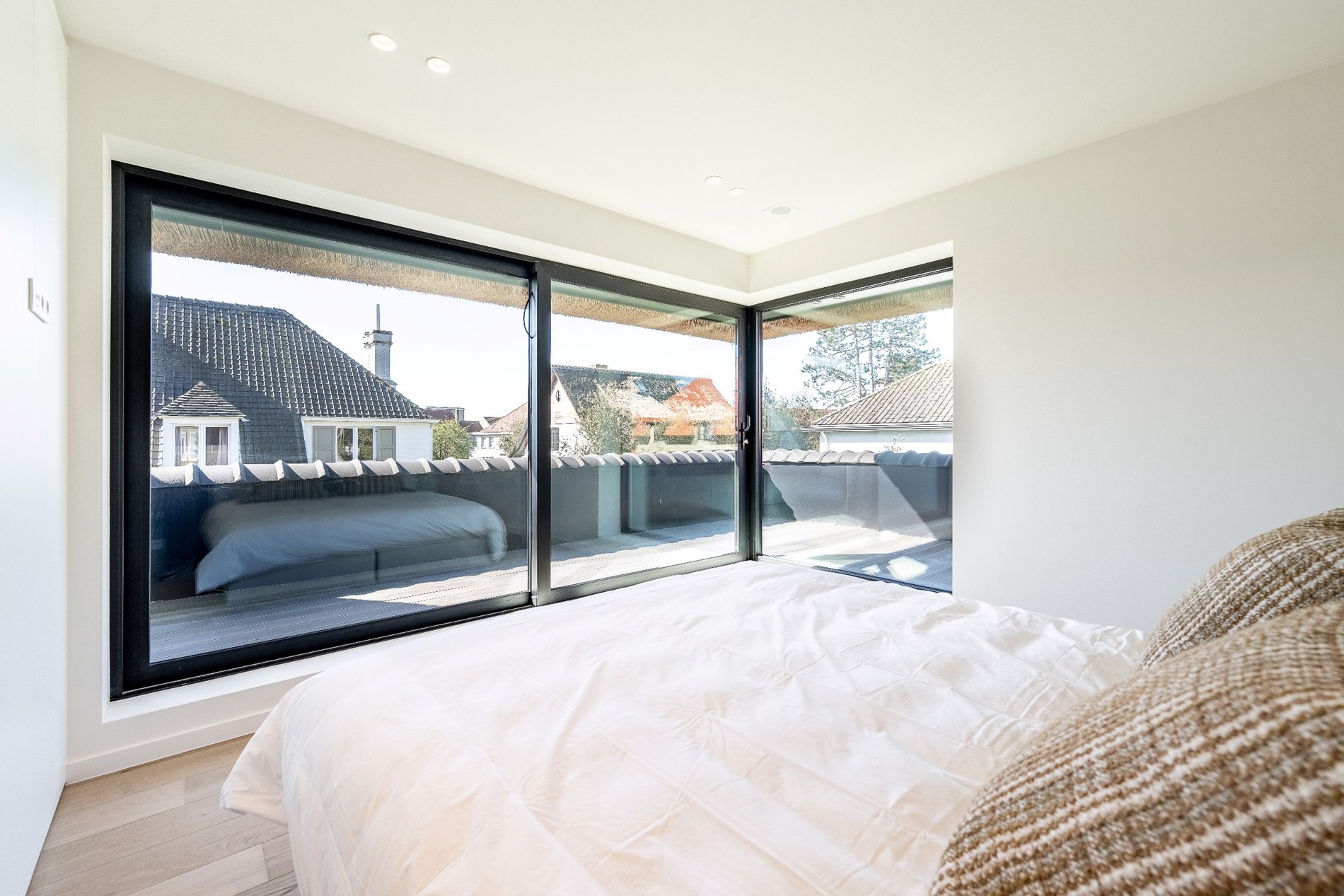 Indrukwekkende nieuwbouwvilla in hartje Zoute op enkele passen van de golf te Knokke. 