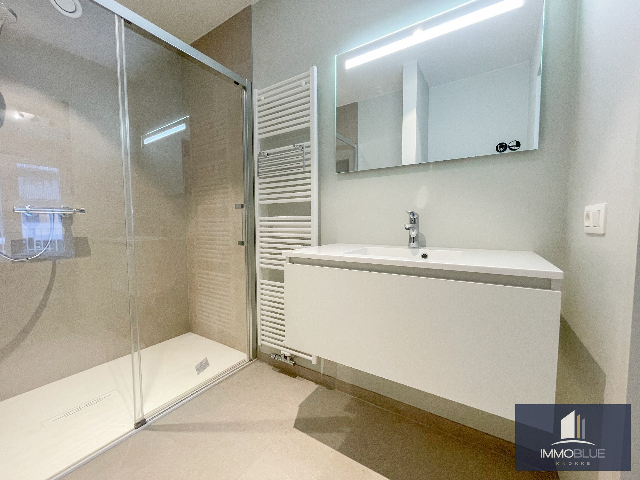 Nieuwbouwappartement met terrassen gelegen in de Paul Parmentierlaan. 