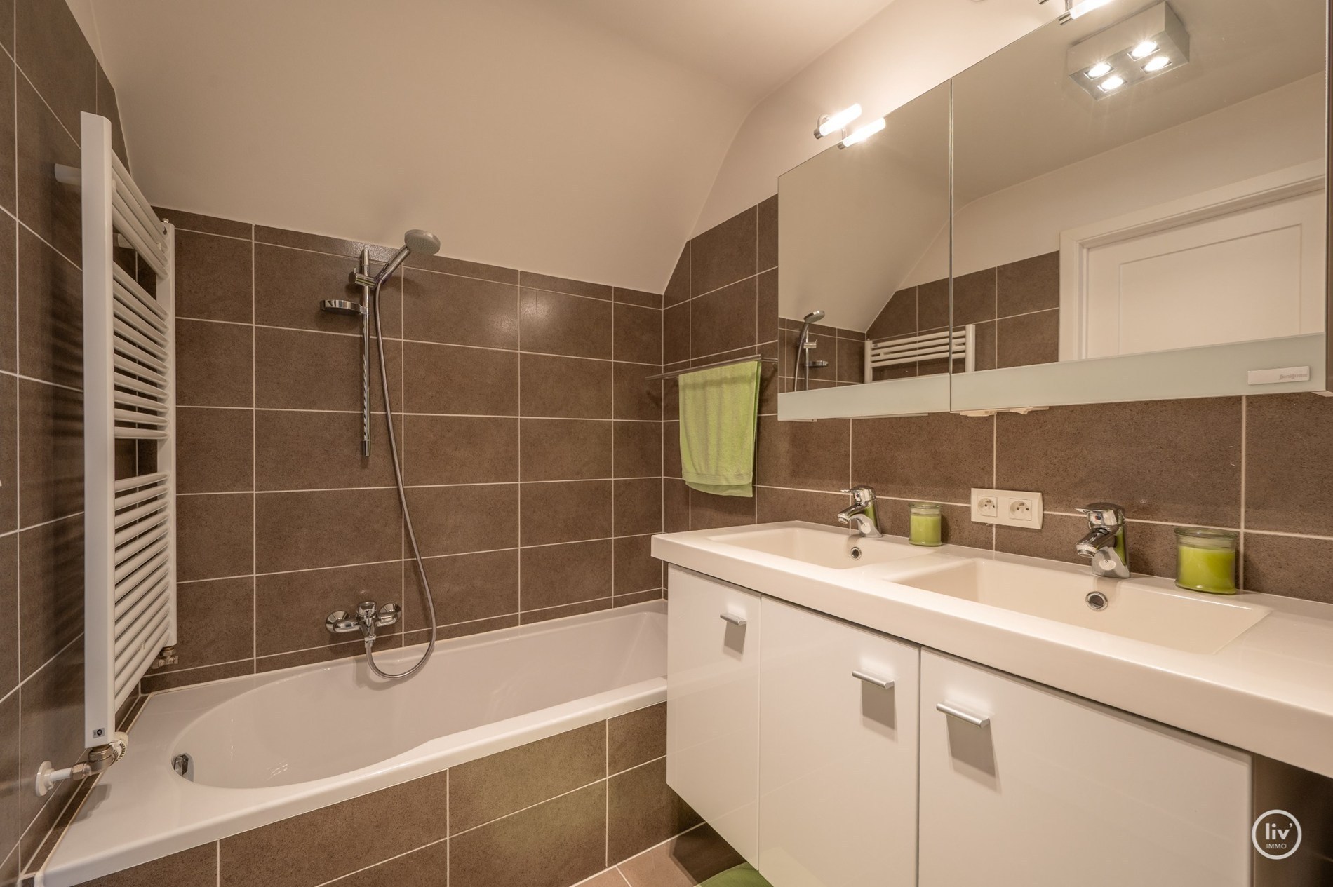 Appartement en duplex prêt à emménager à distance de marche de la digue Albertstrand et de l'avenue Lippens. 