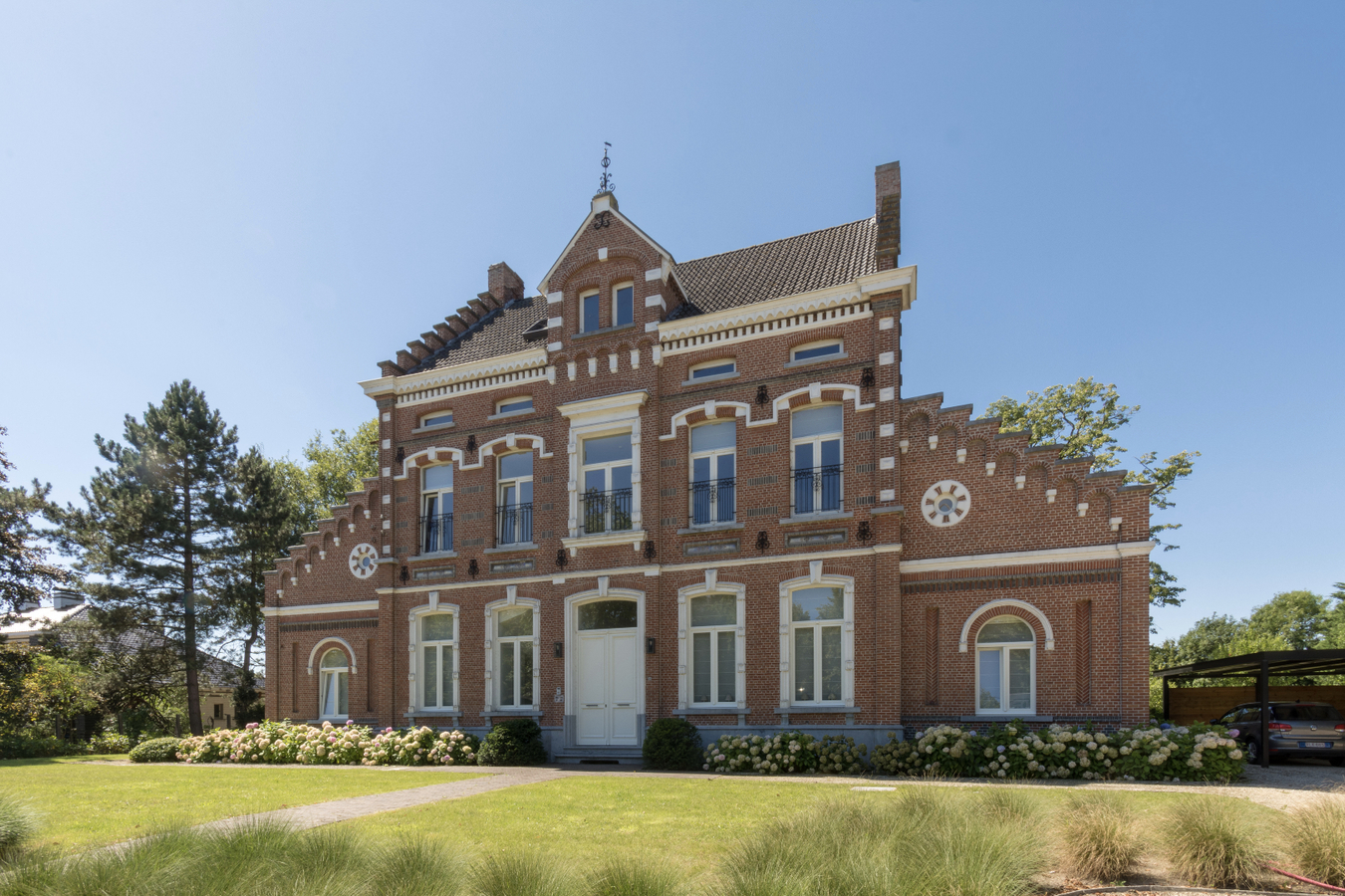 Gelijkvloers luxe 2-slk-appartement met privatieve tuin. 