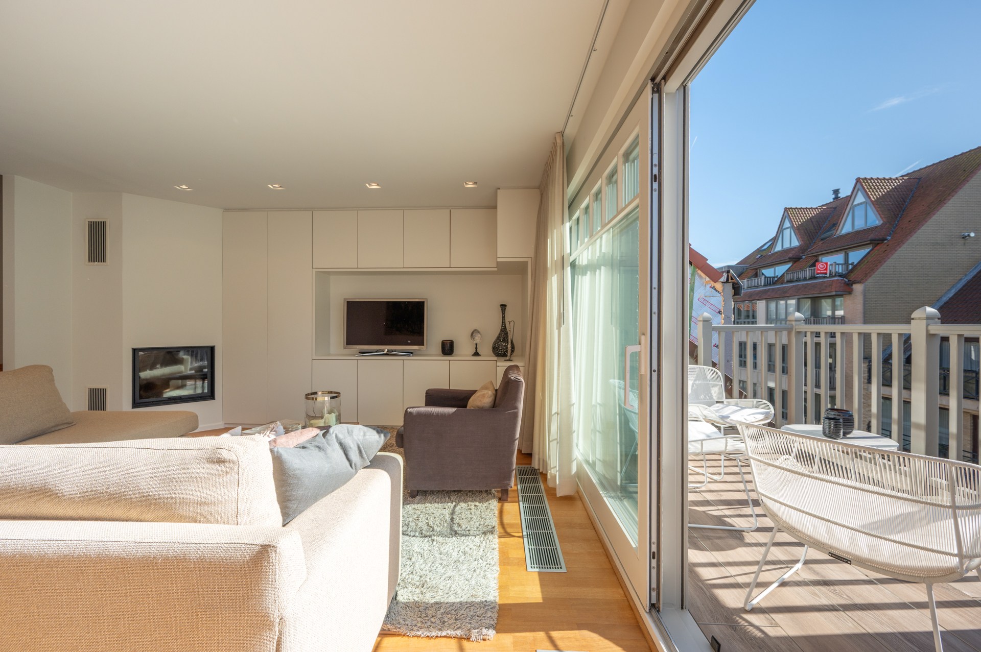 Ruim duplexappartement  in een recent gebouwde residentie in het levendige centrum van Knokke, op korte wandelafstand van het strand. 