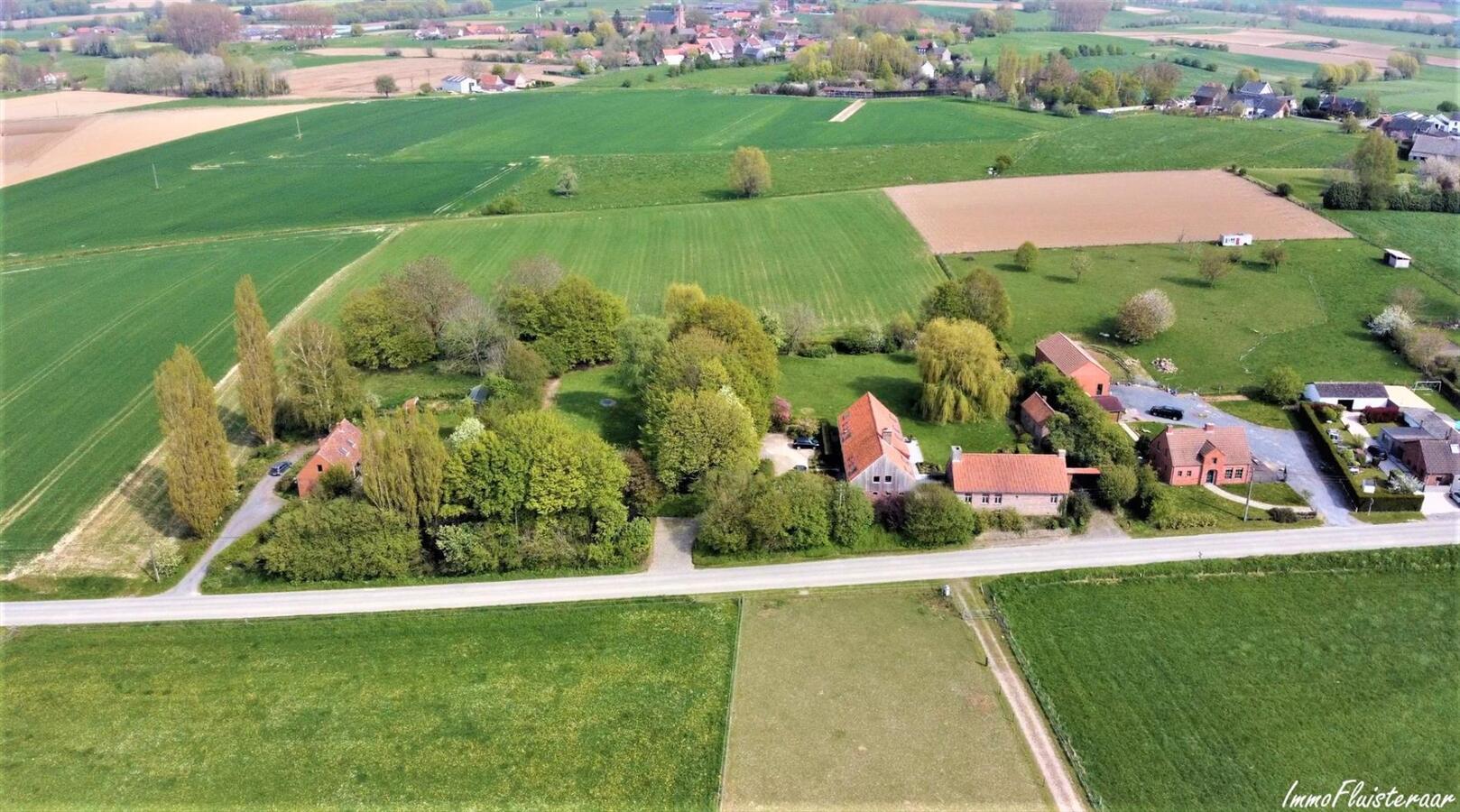 Magnifique propriété avec grande habitation, écuries, salle polyvalente, terrain à bâtir et prairies sur environ 1,67ha à Ellezelles (Hainaut) 