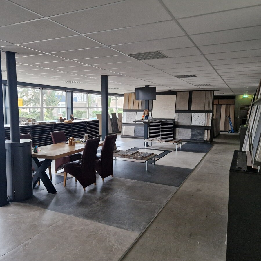 TE HUUR – REPRESENTATIEVE SHOWROOM / KANTOORRUIMTE OP TOPZICHTLOCATIE 