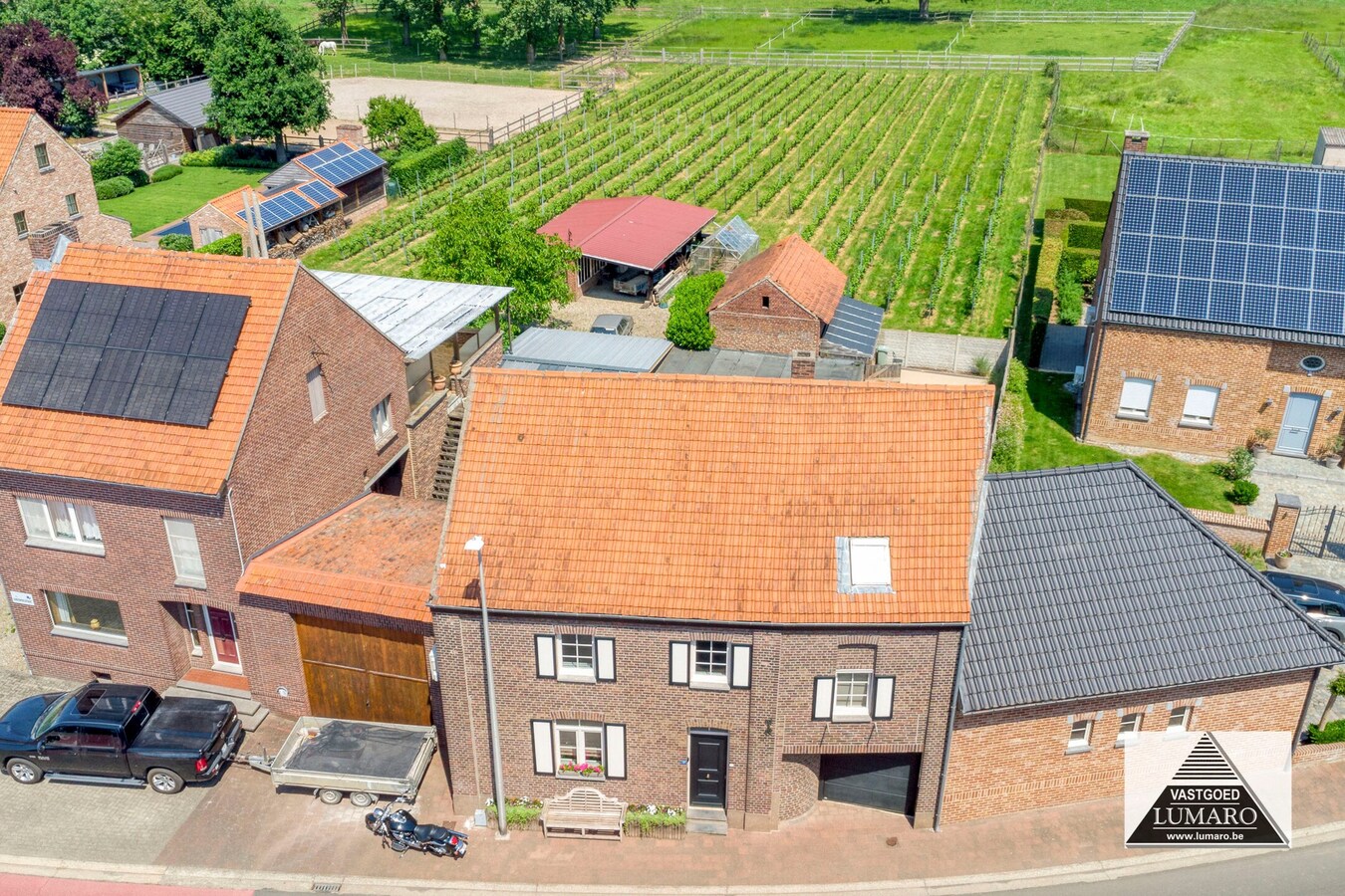 Charmant Leut : eigendom opgedeeld in 2 appartementen. Veranda,  2 garages. 