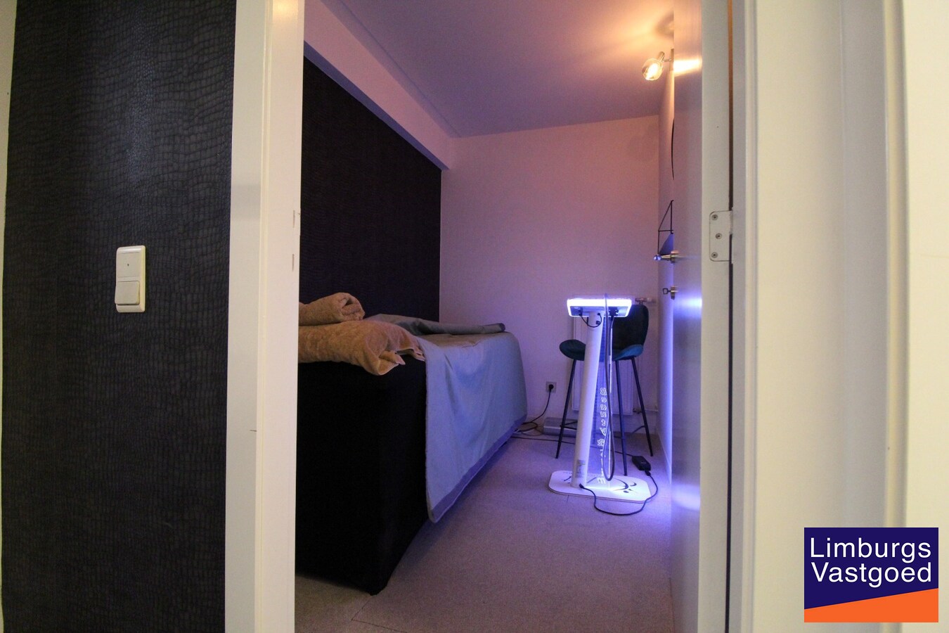 Handels/praktijkruimte, 110m², kelder met drijfkracht, parking 