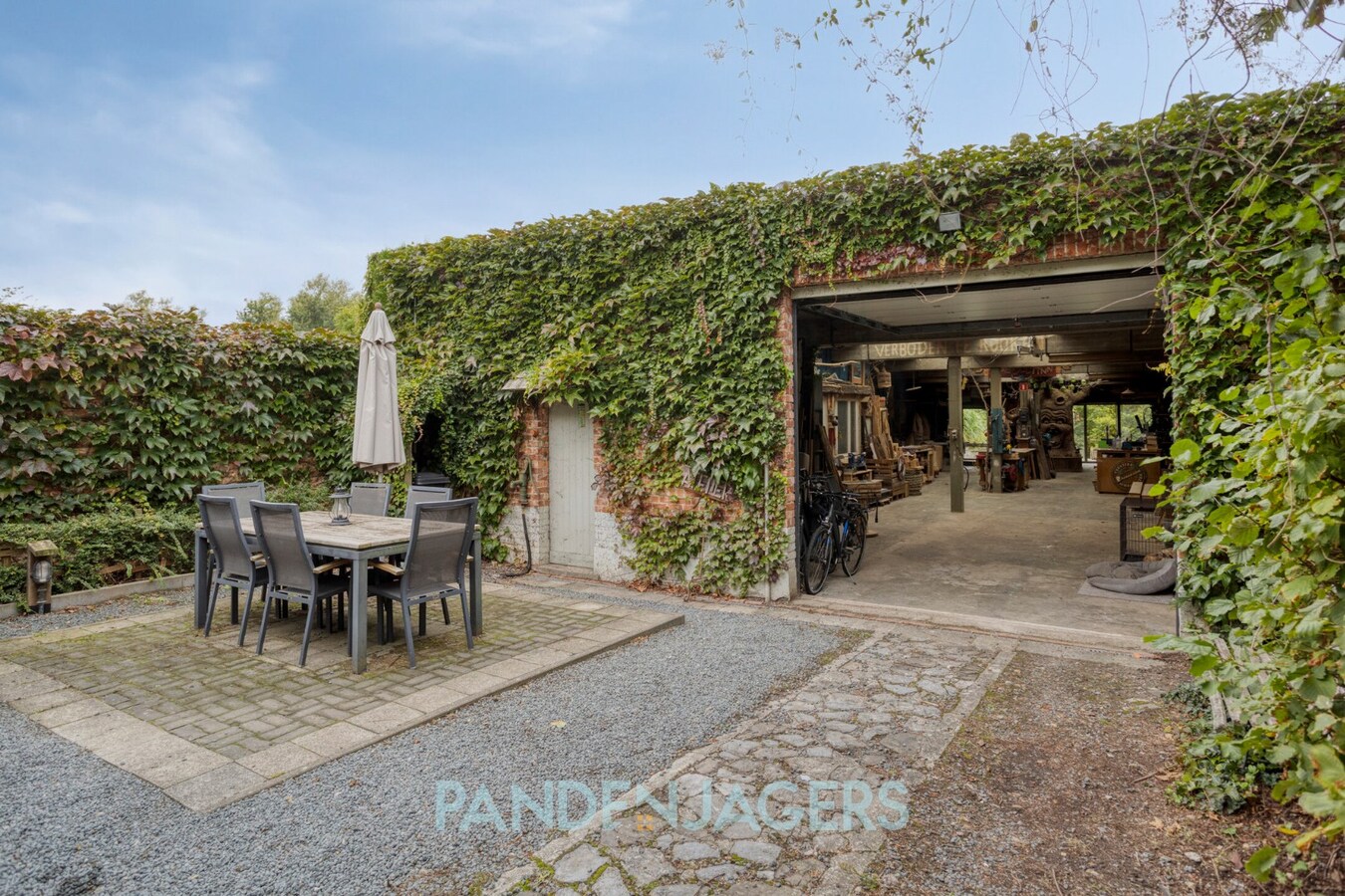 Gerenoveerde woning met uitzonderlijk groot magazijn op unieke locatie te Duffel 