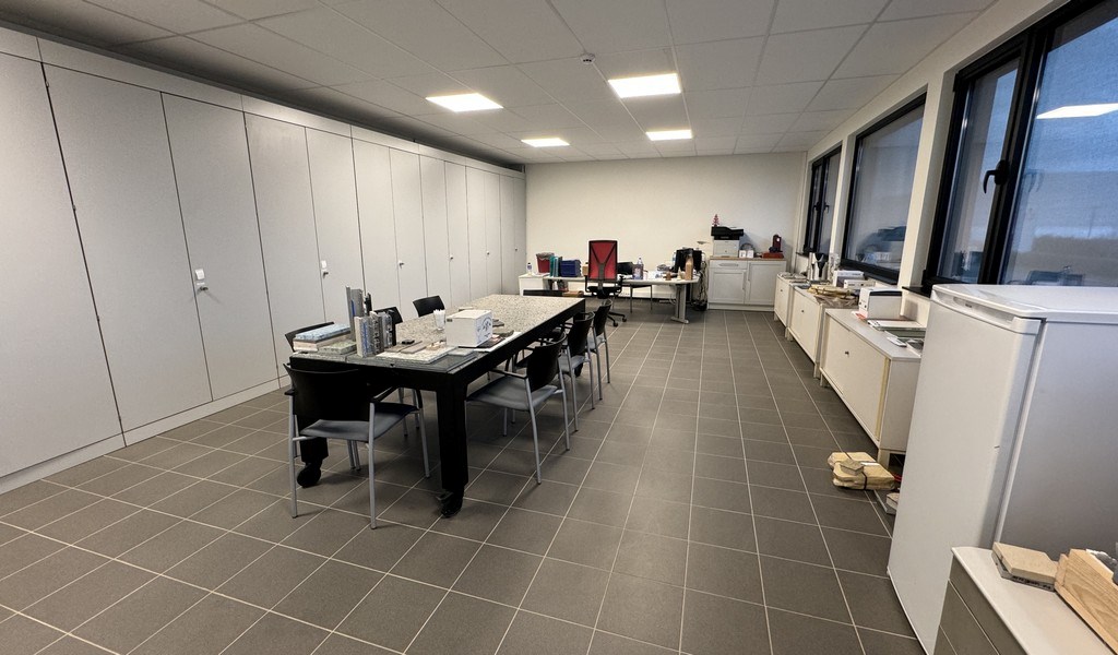 Logistieke loods met kantoor te huur in Bornem